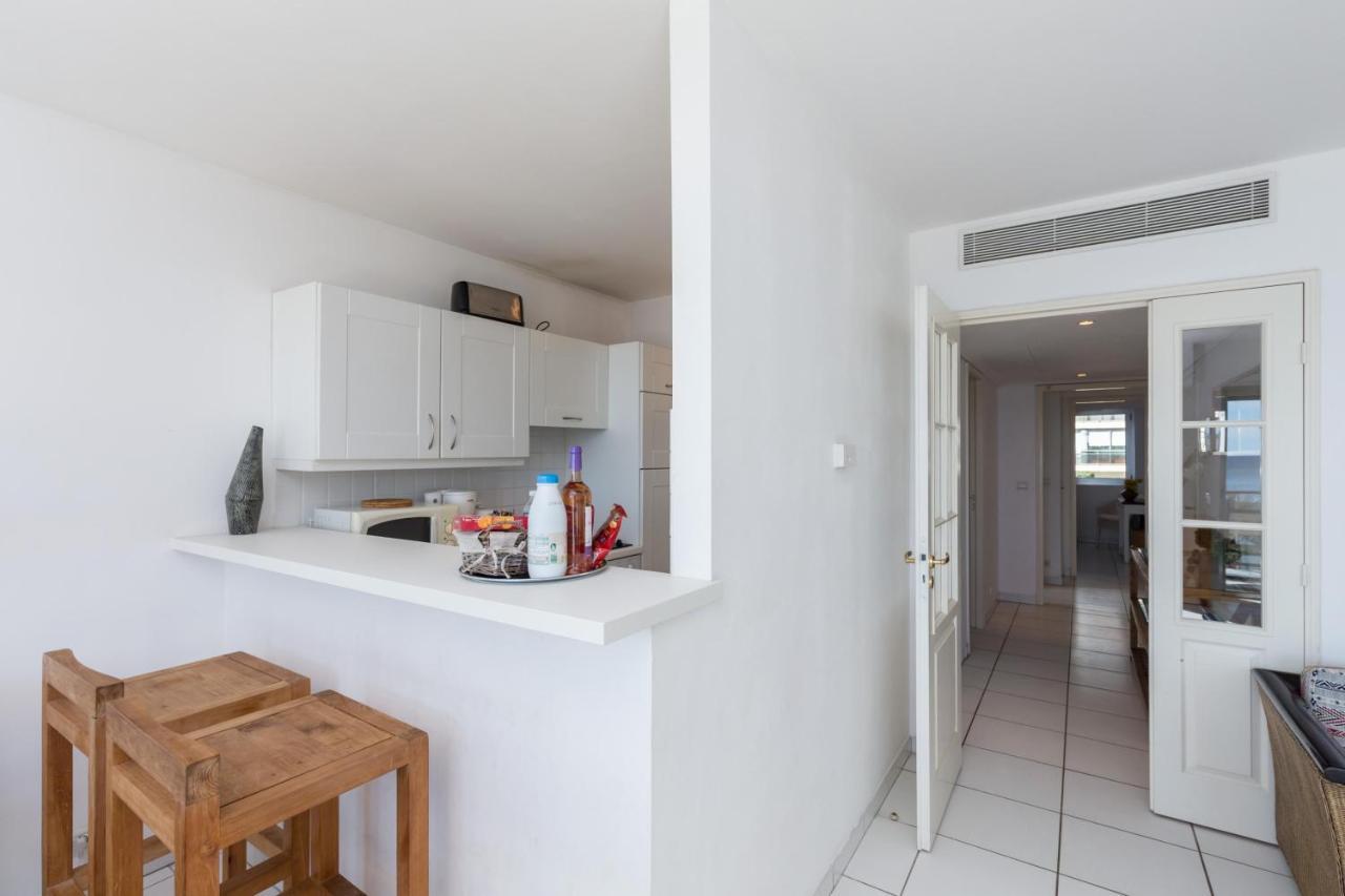 Bright Two Bedroomed On The In With Huge Terrace With Fabulous Sea Views - 2001 *