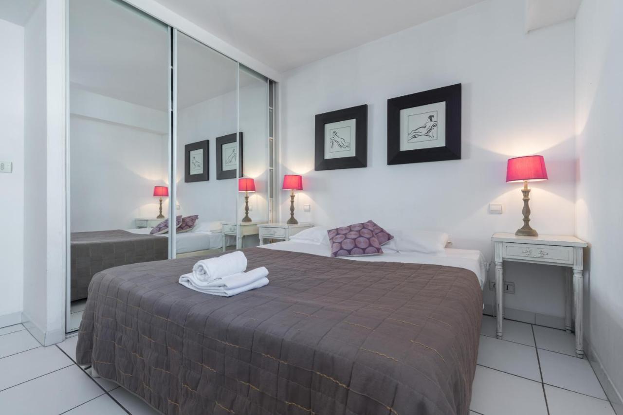 Bright Two Bedroomed On The In With Huge Terrace With Fabulous Sea Views - 2001 Cannes